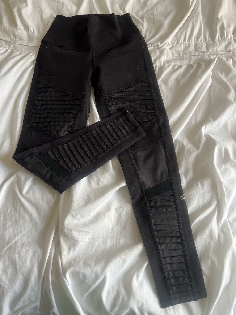 ALO Yoga Black Leggings - Picture 3 of 8
